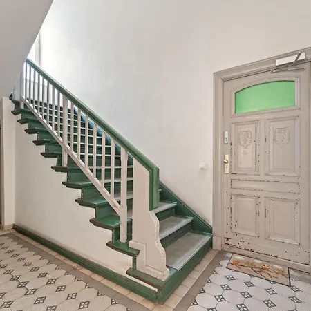 Grosse Schoene In Friedrichshain- Samaritakiez *